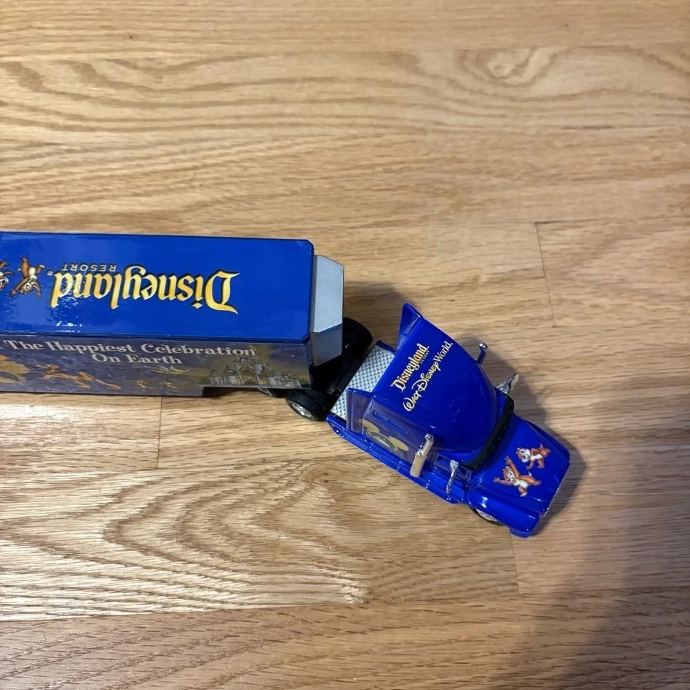 2004 hotwheels disneyland and disney world diecast truck 18 Wheeler Big Rig